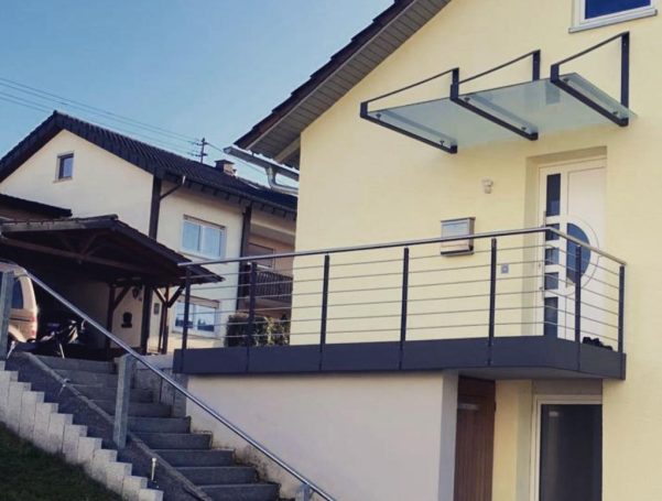 Flachstahlgeländer mit Waagrechten Stäben / Überdachung aus Glas