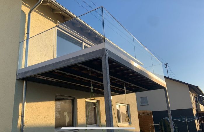Stahlbalkon mit Glas Geländer